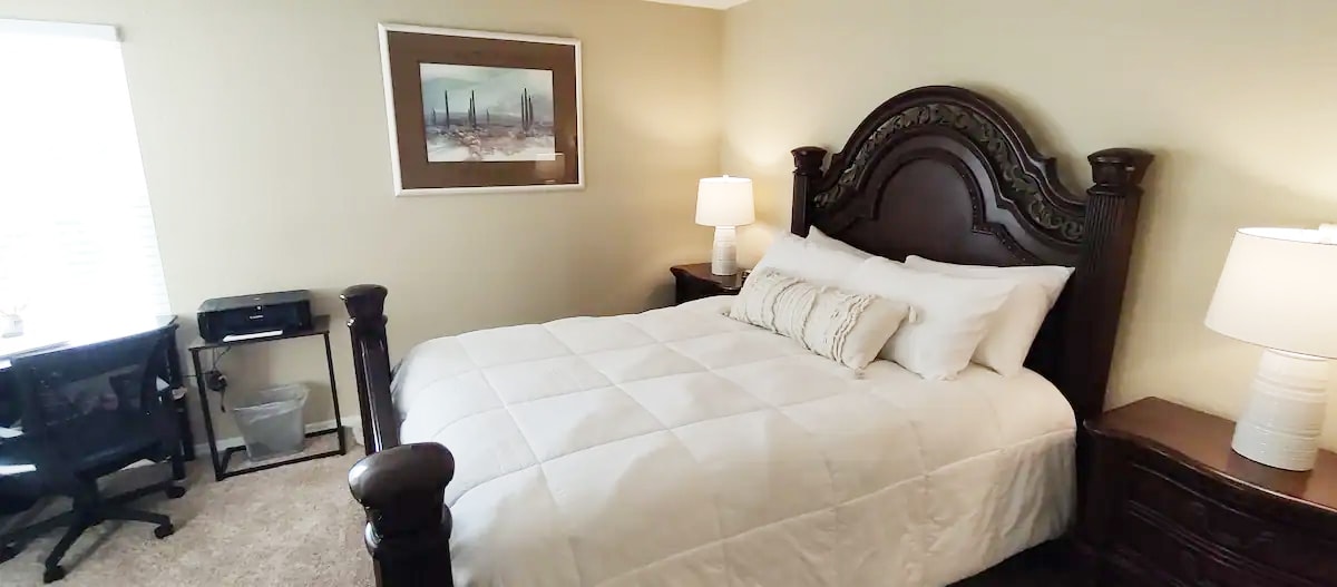 אזור עבודה פינתי מואר עם מדפסת חדשה