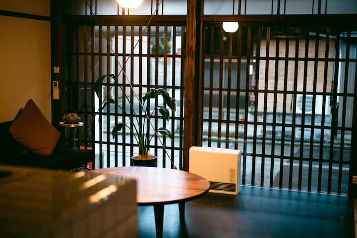 広々130㎡の伝統的ミニマルモダンな金沢町家を1棟貸切。金沢駅徒歩10分。最大6名様。無料駐車場1台 - Japon