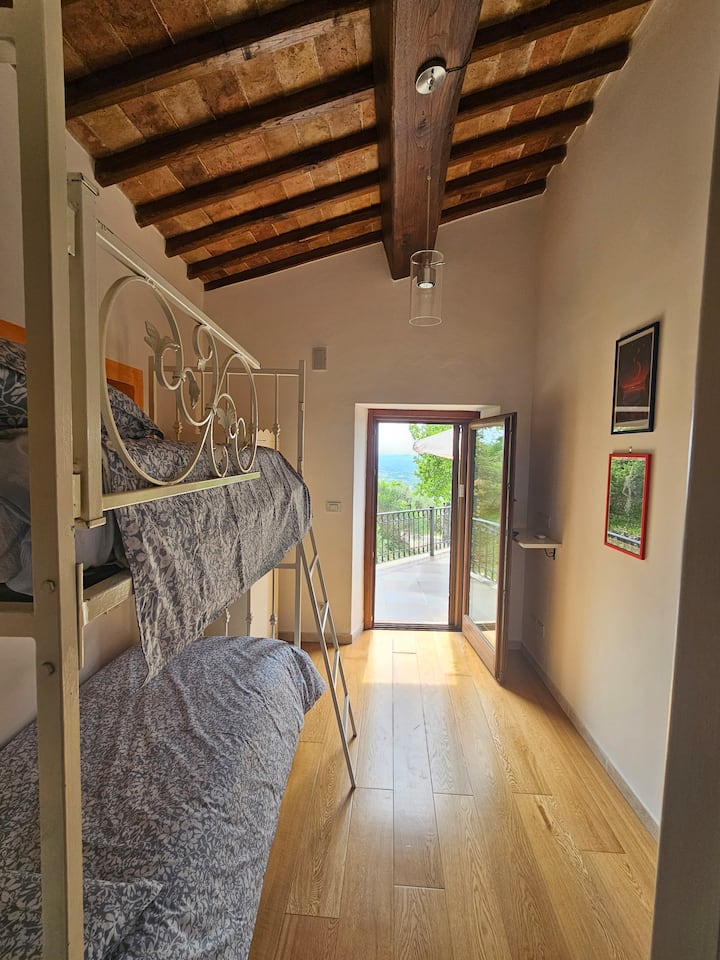 Chumba cha watu wawili kilicho na kitanda cha ghorofa na mwonekano wa mtaro