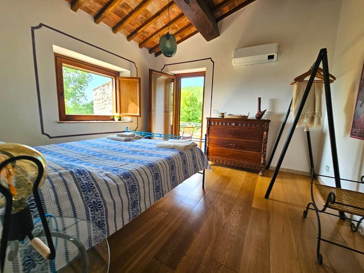 Chumba kikubwa cha kulala kilicho na bafu la ndani na mtaro