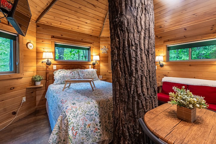 להתרדם במיטה נוחה בגודל קווין סייז מוקפת ברשרוש העלים העדין. המרחב האינטימי הזה כולל מצעים רכים, תאורה חמה ונופים של יער שליו – מושלם לזוגות שמחפשים להירגע ולהתחבר מחדש בטבע.

