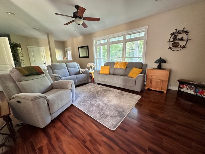 Разтегателен диван, двуместен диван и стол. Всички са оборудвани със зарядно устройство за USB.