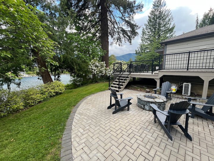 Large waterfront house in Lake Cowichan