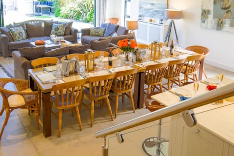Popular Airbnb listing: Seaview near Beach | 6BR 4.5 Bath | Sleeps 12 | EV in Nettlestone And Seaview