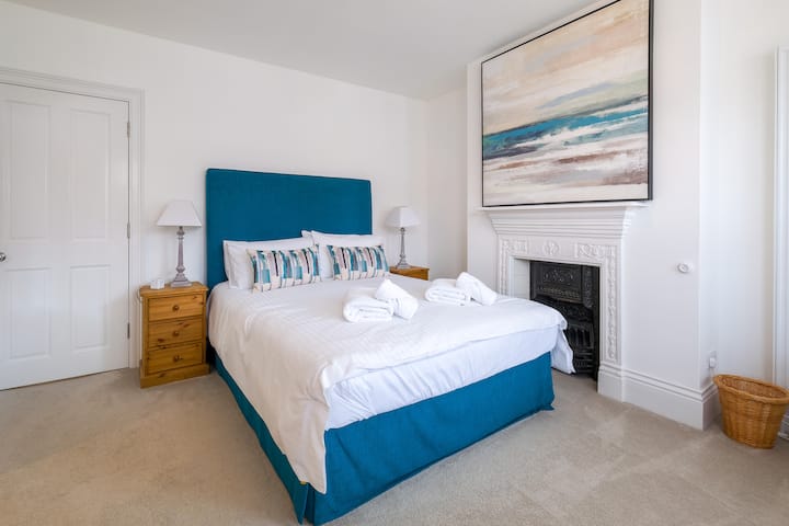 A king bed with a shower room ensuite. 