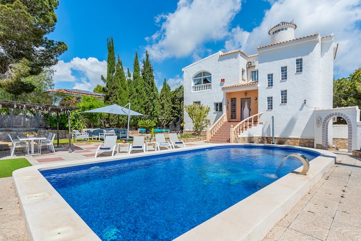 Villa Reina with private pool and sea views