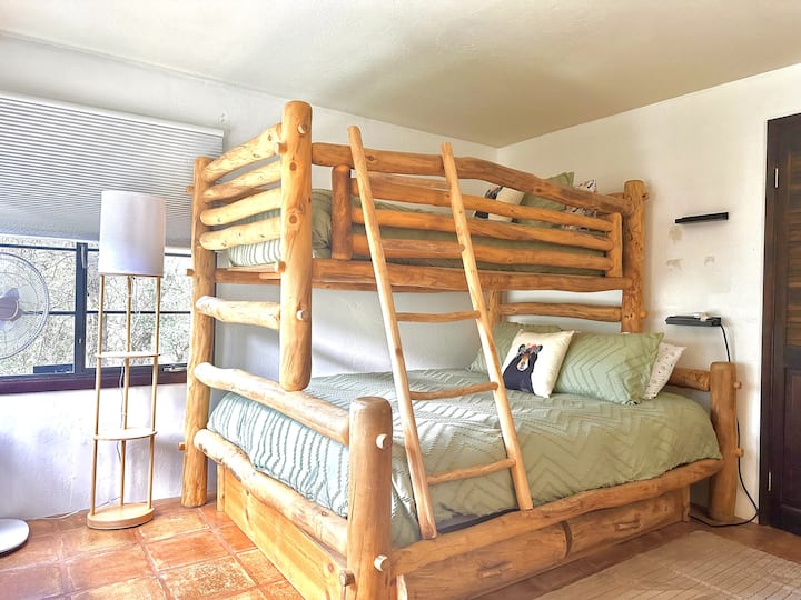 Refúgiate en esta acogedora habitación de montaña, que cuenta con una encantadora litera de estilo rústico y un cómodo sofá cama. Con una decoración rústica y un ambiente tranquilo, es un espacio perfecto y flexible para relajarte después de las aventuras del día en Oak Stone Lodge.
