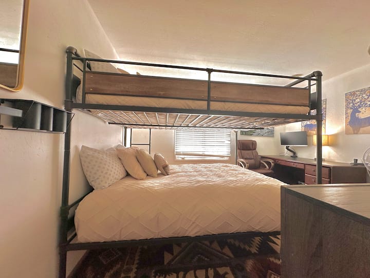 Descansa cómodamente en esta versátil habitación, que cuenta con una resistente litera de estilo industrial para dormir de forma flexible. Con un escritorio dedicado como espacio de trabajo y una decoración acogedora, es un lugar funcional y atractivo, perfecto tanto para relajarse como para ponerse al día con las tareas.