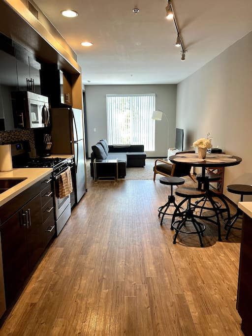 Modern 2 bed 2 bath Newport apt near SNA airport