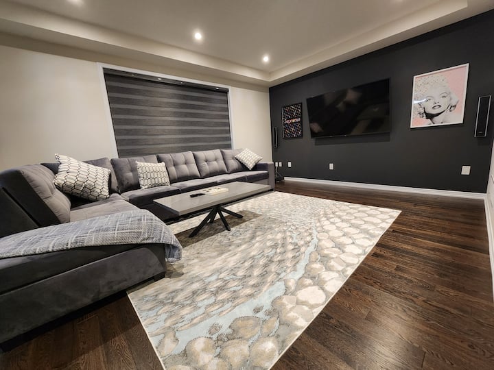 Luxurious Living @ The Falls•3000sq•pingpong&wine - Welland