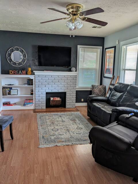 Cozy House Central Lawton 5 minutes from Fort Sill