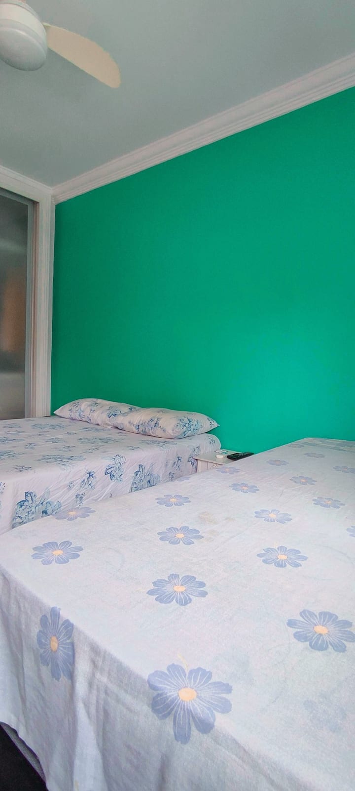 Dormitorio con dos camas: 01 doble y una individual. Ventilador de techo.