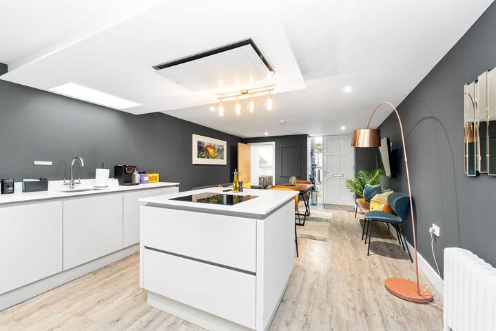 RÌGH Properties- Luxury West End Artisan Apartment gallery image 3