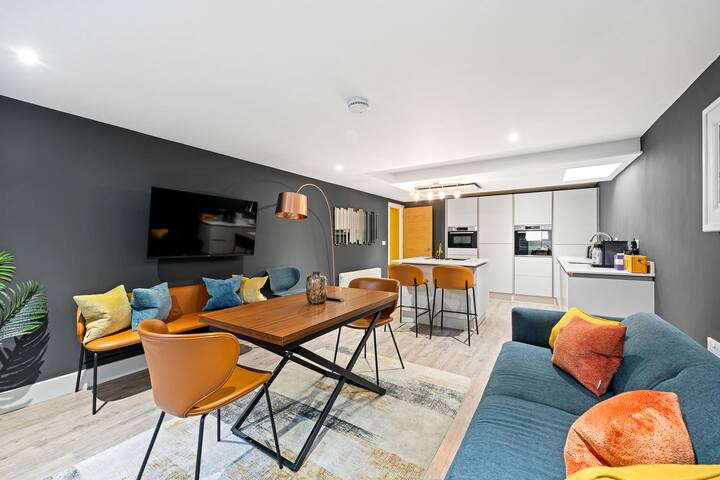 RÌGH Properties- Luxury West End Artisan Apartment gallery image 2