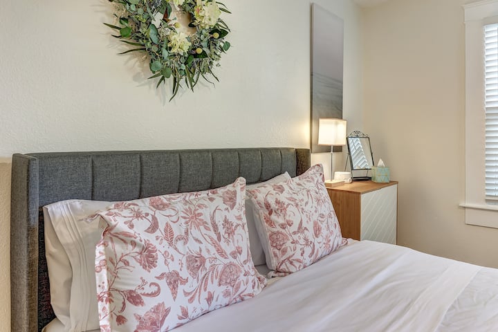 นอนหลับสนิทบนเตียงขนาดควีนไซส์ตามพื้นที่เงียบสงบพร้อมเครื่องนอนหรูหราและแสงยามเช้าที่นุ่มนวล