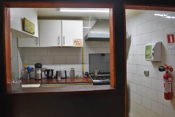 Newly Renovated Room W/ King Bed & Desk - チリ バルパライソ