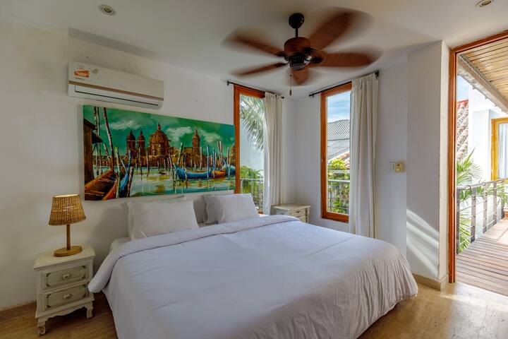 Mimmo room, bright and versatile, with combined configuration: 1 king size bed or 2 full size beds. Air conditioning, ceiling fan and balcony exit overlooking the courtyard. Ideal for couples, friends, or families looking for flexibility and rest.