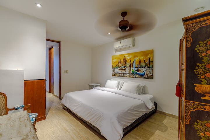 Mimi room, spacious and serene, with the possibility of a king size bed or two separate full beds, air conditioning and ceiling fan. Elegant design and quiet atmosphere, perfect for a deep rest after exploring the city.
