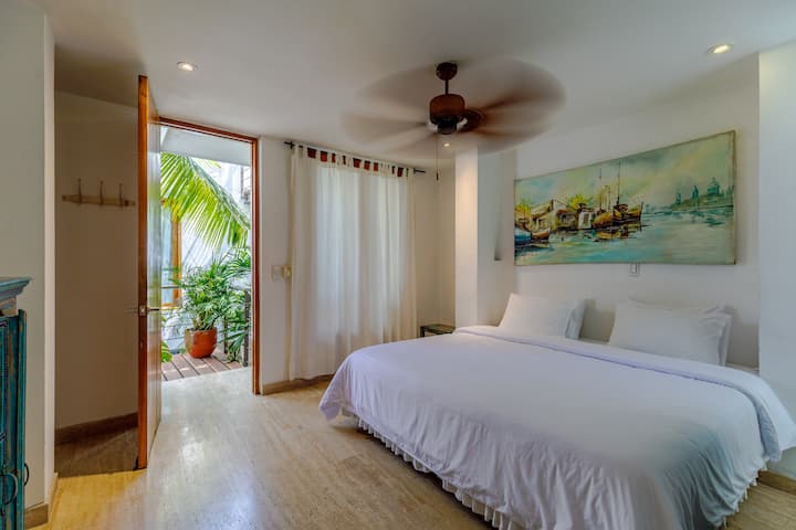 Ale room, with king size bed, access to the patio and bright and quiet atmosphere. Air conditioning, ceiling fan and elegant design create an ideal space for deep rest, perfect for couples seeking comfort and tranquility.