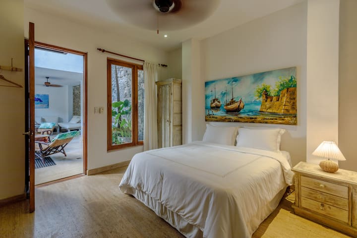 Amerigo room, on the ground floor, with a queen bed and direct access to the patio. Bright and quiet space, air conditioning and comfortable furniture. Ideal for reduced mobility, long stays and a break without stairs.