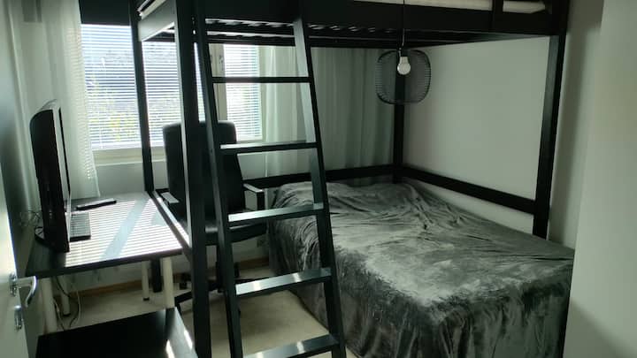 Საძინებელი, ორსართულიანი საწოლი 140 სმ, ორადგილიანი საწოლი 120 სმ, ტელევიზორი, სამუშაო სივრცე, მოსასხამი.