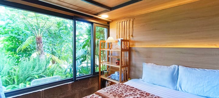 - החדר הוא 10 מ"ר.
- חדר רחצה פרטי.
- מזרן 1m4x2m
- חדר סטנדרטי לשניים
- תקרה בגובה 1m85
- קיר זכוכית גדול המשקיף על הגינה
- יש חצר קטנה שמפרידה בין החדר לשביל