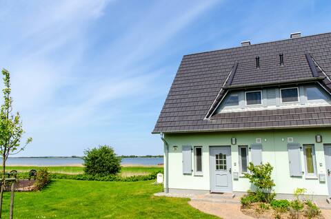 Cozy vacation home Sommerwind with water view