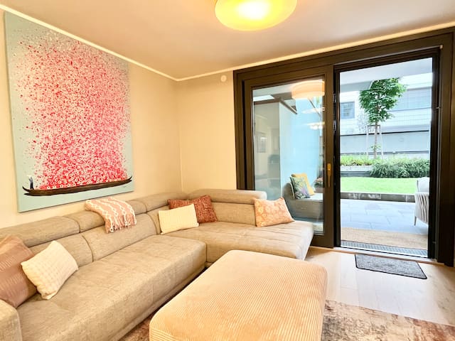 Urban Family Oasis – AC, Garden, BBQ, Free Parking