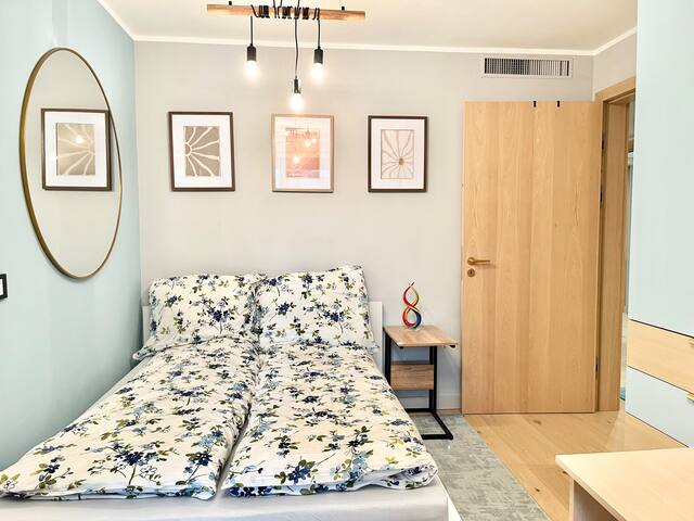 Urban Family Oasis – AC, Garden, BBQ, Free Parking gallery image 5