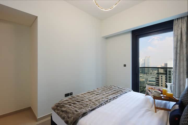 Okná od podlahy až po strop rámcujú panorámu mesta ako vaše ranné pozadie.