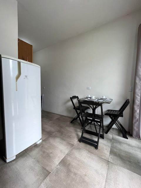 Airbnb em destaque: kitnet 300 meters from the beach with air-conditioning. em Guaratuba