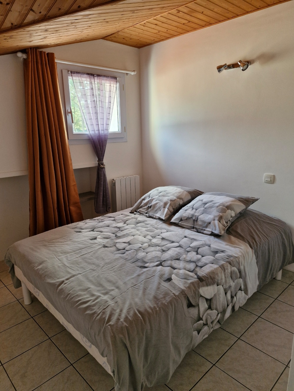 ห้องนอน 2 พร้อมเตียงคู่ขนาด 140X190