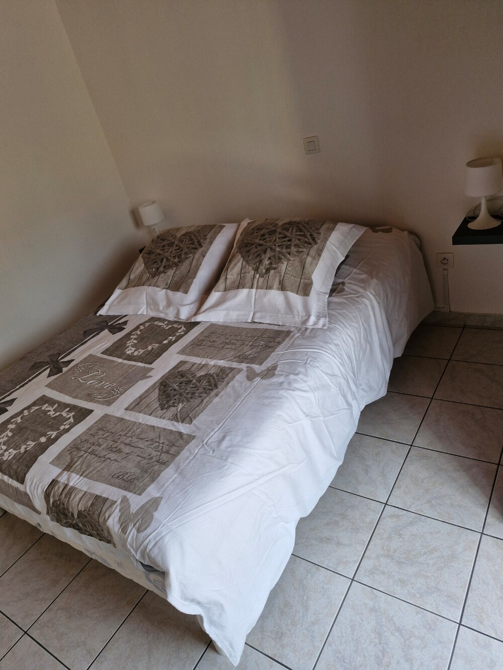 ห้องนอน 1 พร้อมเตียงคู่ขนาด 140X190