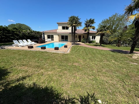 Villa and pool, 5 km from the beach