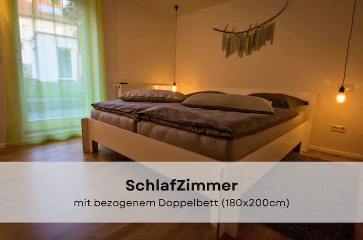 Schlafzimmer mit Doppelbett (180 x 200 cm)