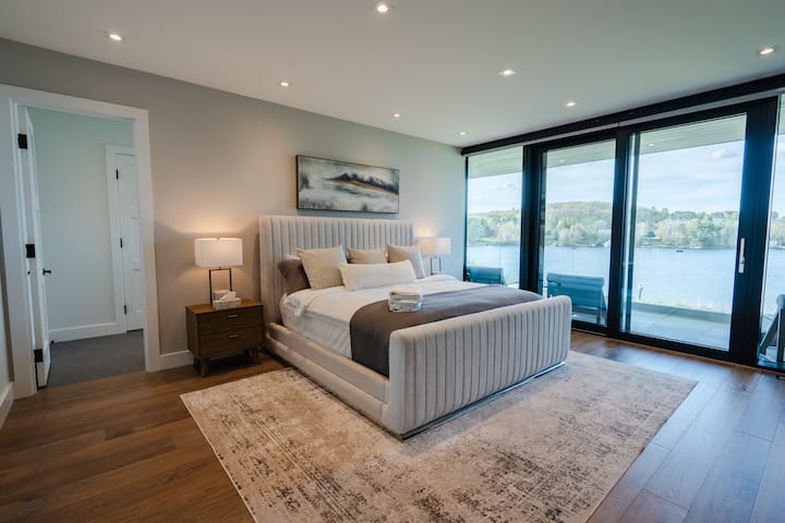 Прекрасна гледка към езерото Фери Лейк от основната спалня №1.