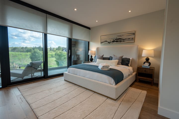 Втора основна спалня на втория етаж с двойно легло, отделен покрит балкон, обърнат на юг, щори с дистанционно управление, пълна самостоятелна баня и дрешник.  