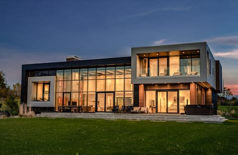 Lakefront Muskoka Retreat: Hot Tub, Pool Table!
