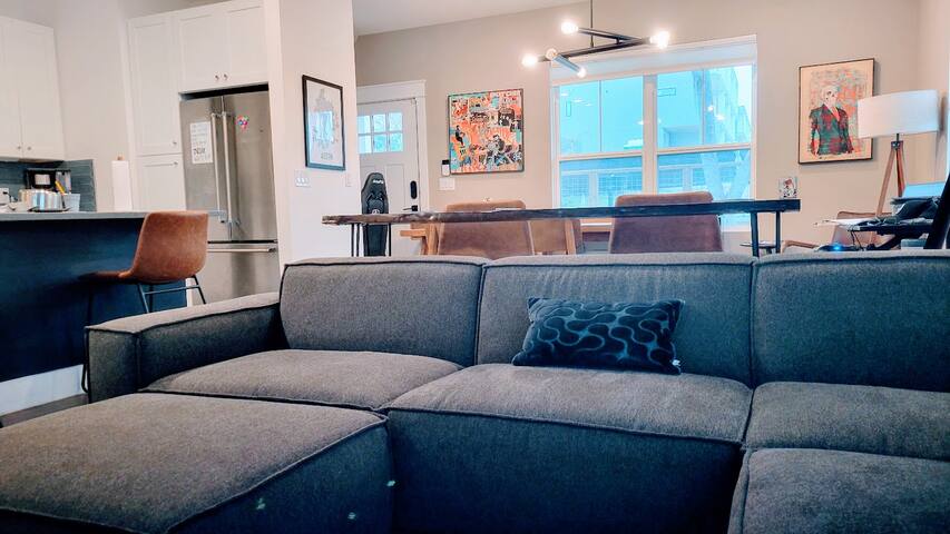 Cozy New Home – 5 min to Downtown gallery image 3