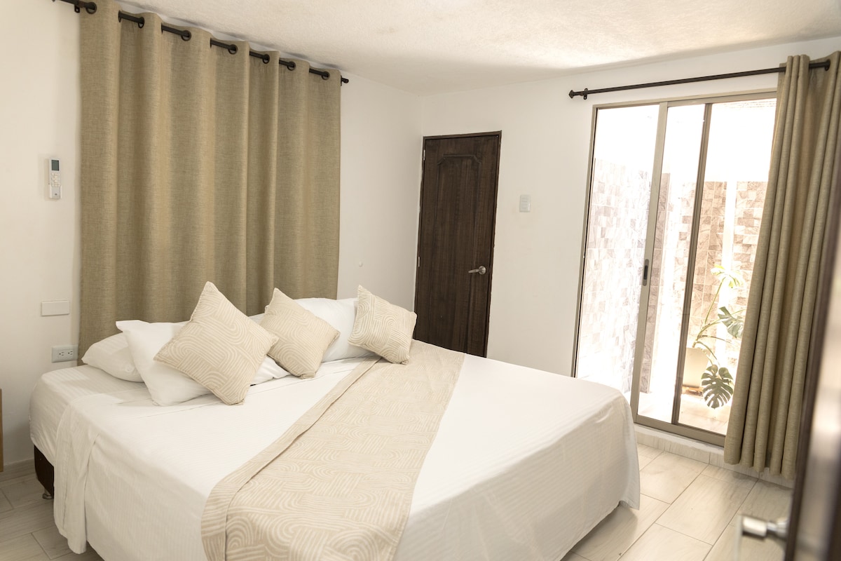 U njoj je veliki bračni krevet s udobnim madracem i kvalitetnom posteljinom. Tu se nalazi i prostrani ormar, noćni ormarić s lampom, pametni TV i klima-uređaj za vašu udobnost. Prozori propuštaju prirodno svjetlo, a prostor ima unutarnju kupaonicu.