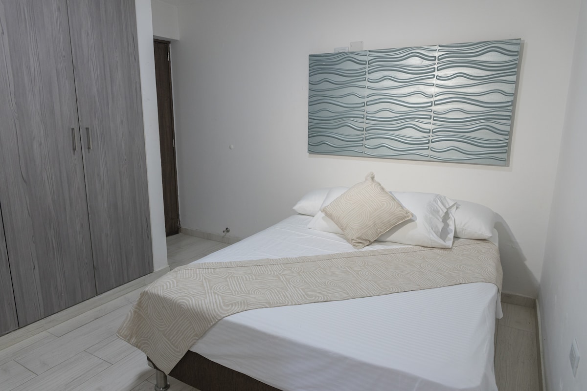 U njoj je bračni krevet s udobnim madracem i kvalitetnom posteljinom. Tu se nalazi i prostrani ormar i klima-uređaj za vašu udobnost. Prozori propuštaju prirodno svjetlo i imaju zavjese za zamračivanje. Ima kupaonicu u dnevnom boravku.