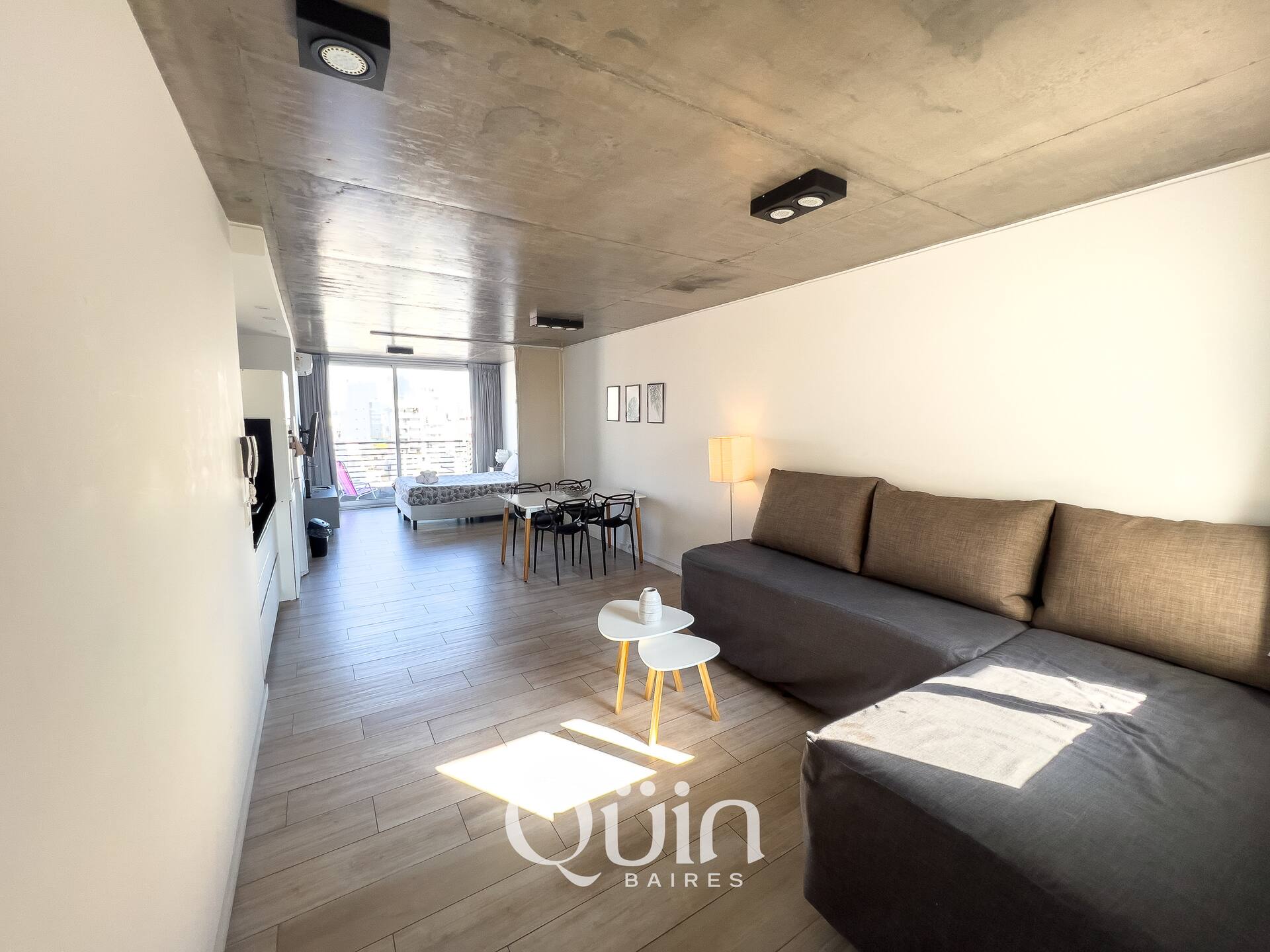 Beautiful studio, lots of light!