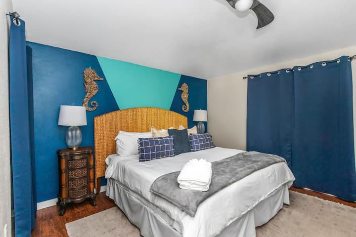 غرفة النوم الثانية. غرفة سي هورس. سرير كينج وحمام EnSuite. الطابق الرئيسي