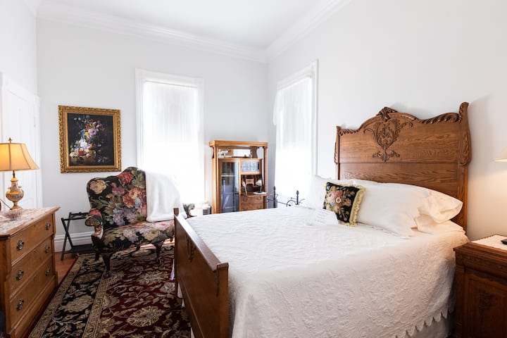 "ห้องนอนในสวน" มีเลิฟซีทดอกไม้ที่เลียนแบบภาพวาดชื่อดังที่อยู่เบื้องหลังโดย Jacobus Johannes Van Os เฟอร์นิเจอร์สไตล์อเมริกันโอ๊คแกะสลักอยู่ในช่วงต้นปี 1900 และอยู่ในสภาพที่สะอาดเหมือนใหม่