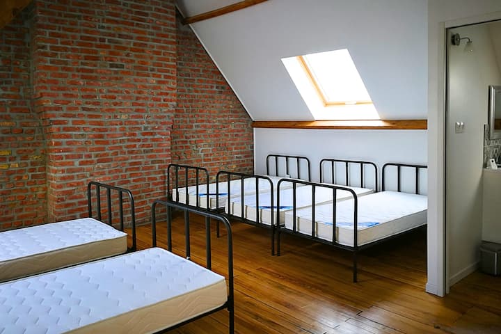 לגלות נקודת מבט אחרת על המעונות. I. תריסים ידניים מאפשרים לכם לשנות את הבהירות הרצויה. הרגולציה התרמית של עליית הגג מובטחת על ידי בידוד חיצוני של הגג (sarking).