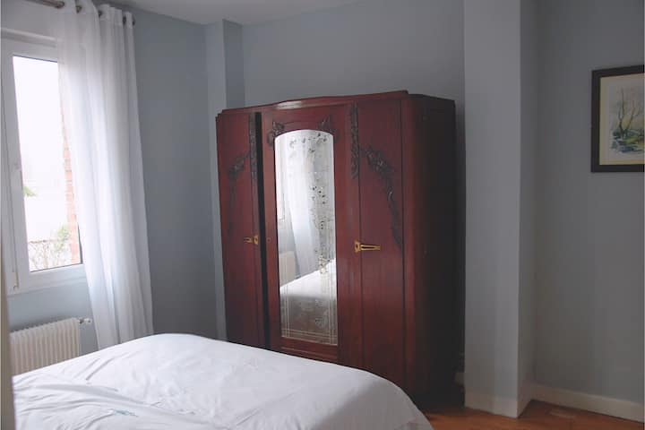 לגלות את חדר הנוף לגינה המכוון ל - SE: נעים, ריהוט וינטג', אור טבעי ונופים ירוקים. מרוהטת במיטת קווין סייז אחת, מלתחה ומרחב משרדי. תריס גלילה ידני מאפשר להתאים את הבהירות הרצויה.