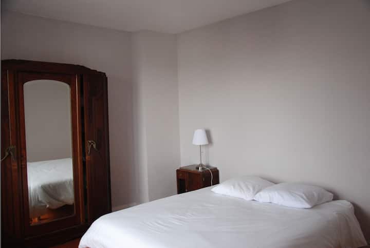 הקוקון הפרטי שלכם עם נוף לים. תוכלו ליהנות ממופע הסירות מהמיטה הנוחה הזו, כדי לטעון מצברים ולשתף רגעים קבוצתיים טובים יותר בסלון.