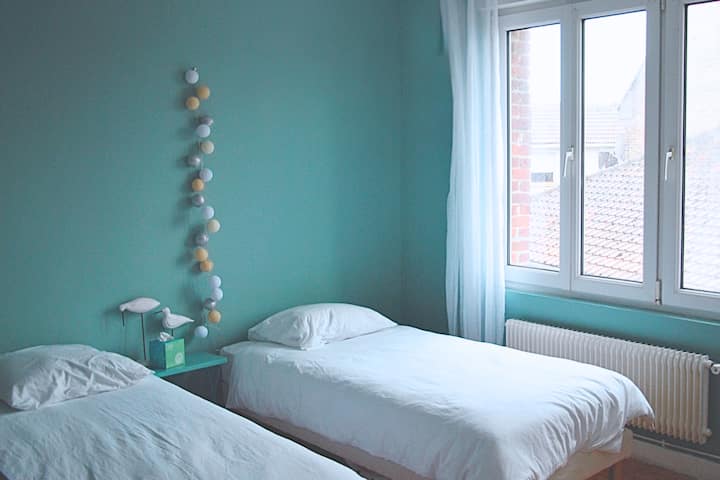 גלו את חדר הנוף לגינה המכוון ל - SE: עיצוב רך ובהיר, חלון גדול לגינה, אווירה שקטה ומשפחתית. מרוהטת ב -2 מיטות של 90, ארון בגדים. תריס גלילה ידני מאפשר להתאים את הבהירות הרצויה.