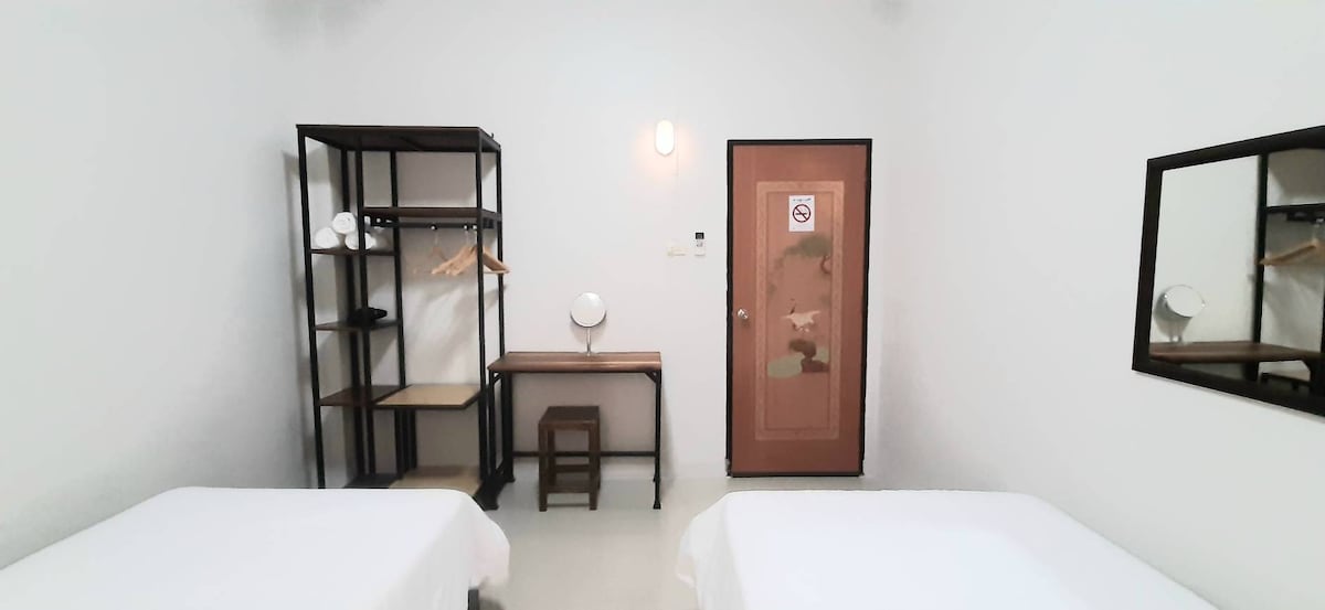 Tweepersoonskamer met twee eenpersoonsbedden