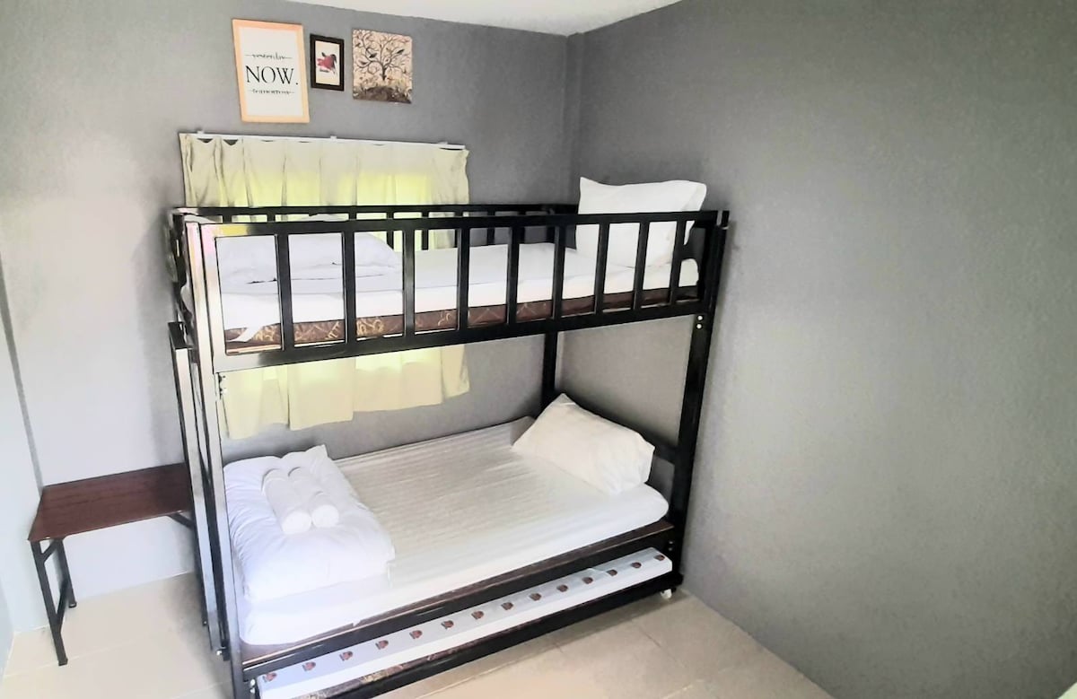 Stapelbed + ladekast met zachte en stevige kussens voor een goede nachtrust.